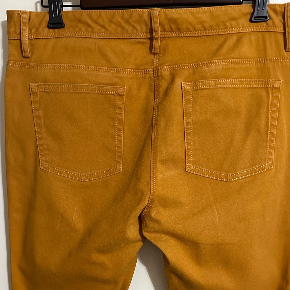 Chaus Gold Mid-Rise Cropped Cotton Jeans, Size 10 - Picture 4 of 6